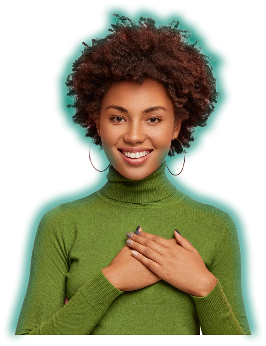 Mulher negra vestindo moletom verde e sorrindo